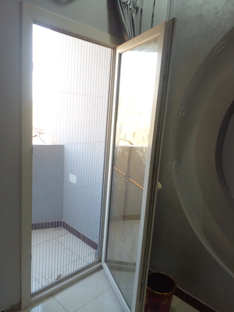 باب بلكونة يو بي في سي مفصلي درفة واحدة + سلك بليسيه لمنع الناموس والذباب والحشرات الطائرة من دخول بيتك مع التهوية