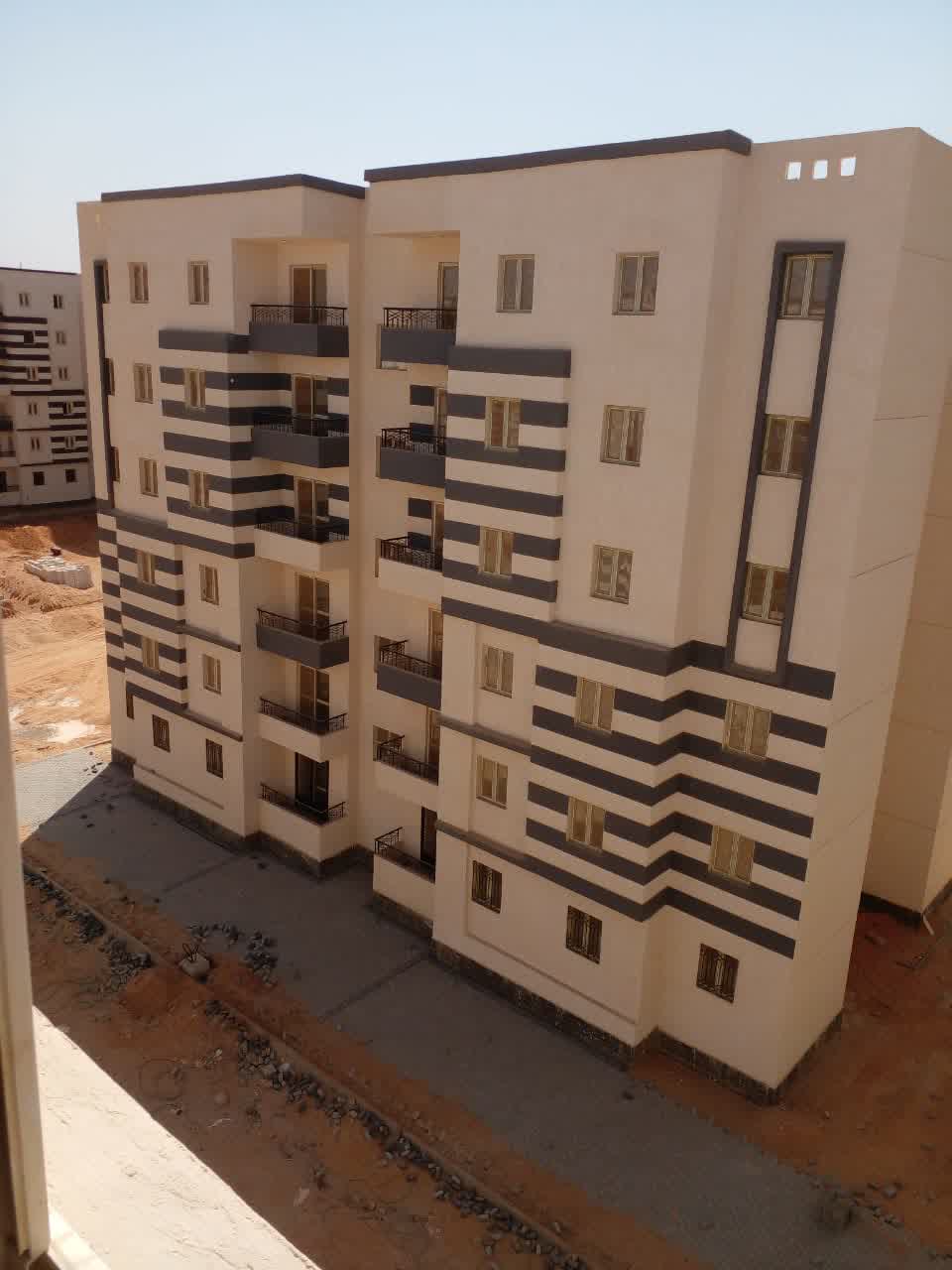 واجهة مبني تم تركيب شبابيك يو بي في سي وأبواب بلكونات به لعزل الصوت العالي وعزل الحرارة ونمع دخول الغبار والأتربة