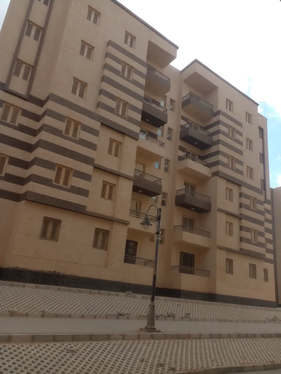 واجهة مبني تم تركيب شبابيك يو بي في سي وأبواب بلكونات به لعزل الصوت العالي وعزل الحرارة ونمع دخول الغبار والأتربة