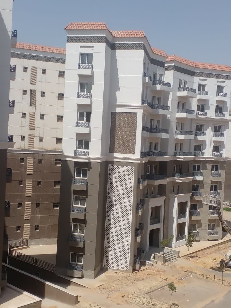 واجهة مبني تم تركيب شبابيك يو بي في سي وأبواب بلكونات به لعزل الصوت العالي وعزل الحرارة ونمع دخول الغبار والأتربة