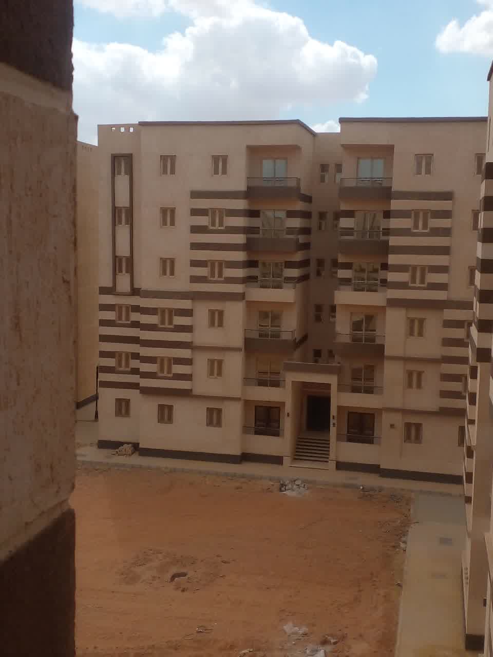 واجهة مبني تم تركيب شبابيك يو بي في سي وأبواب بلكونات به لعزل الصوت العالي وعزل الحرارة ونمع دخول الغبار والأتربة