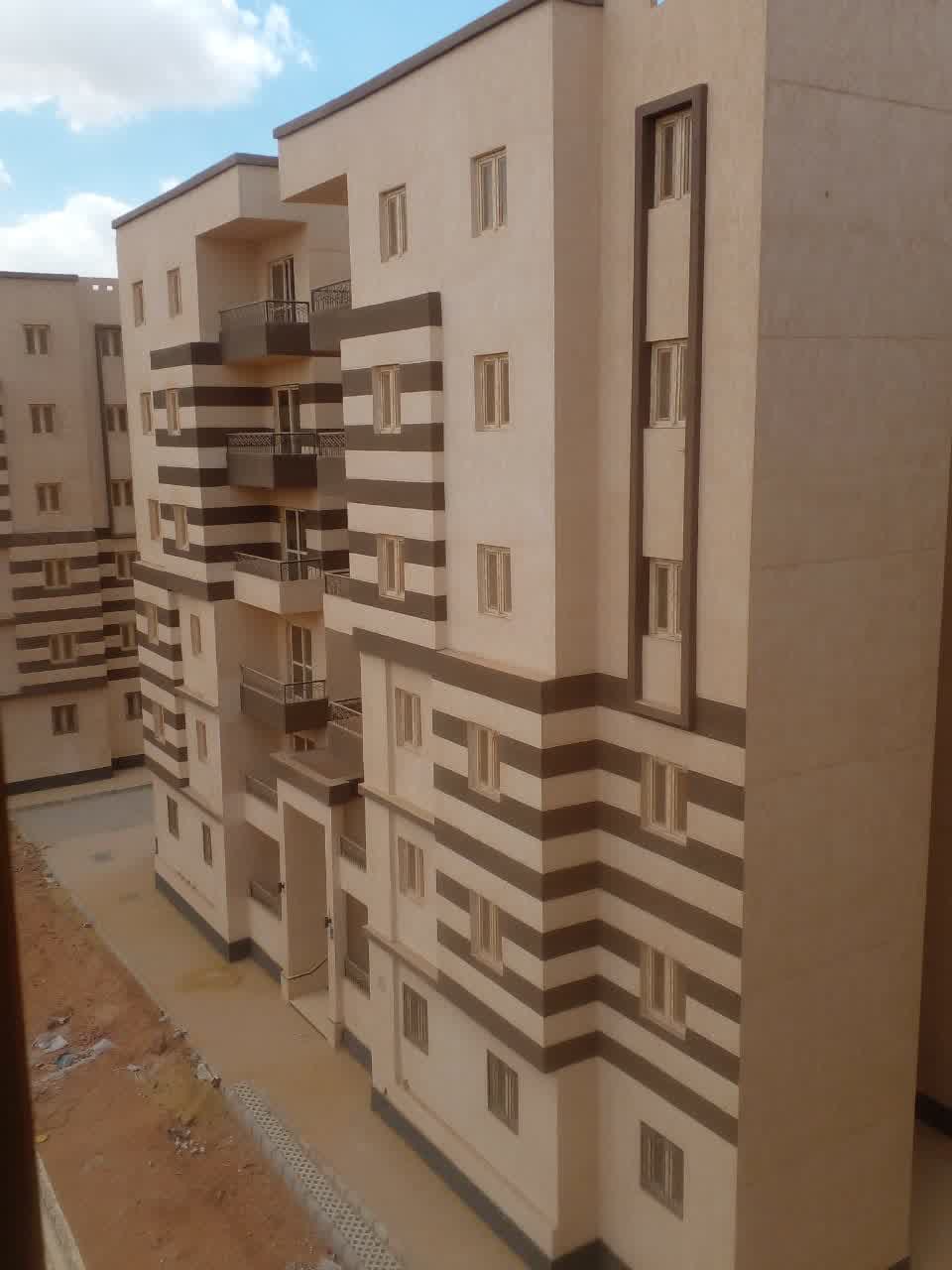 واجهة مبني تم تركيب شبابيك يو بي في سي وأبواب بلكونات به لعزل الصوت العالي وعزل الحرارة ونمع دخول الغبار والأتربة