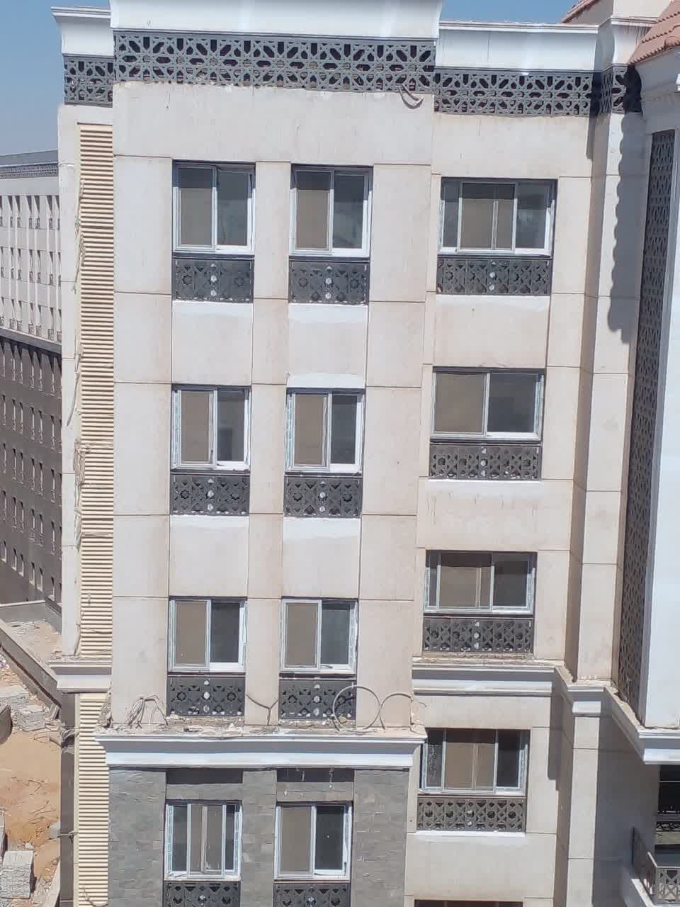 واجهة مبني تم تركيب شبابيك يو بي في سي وأبواب بلكونات به لعزل الصوت العالي وعزل الحرارة ونمع دخول الغبار والأتربة