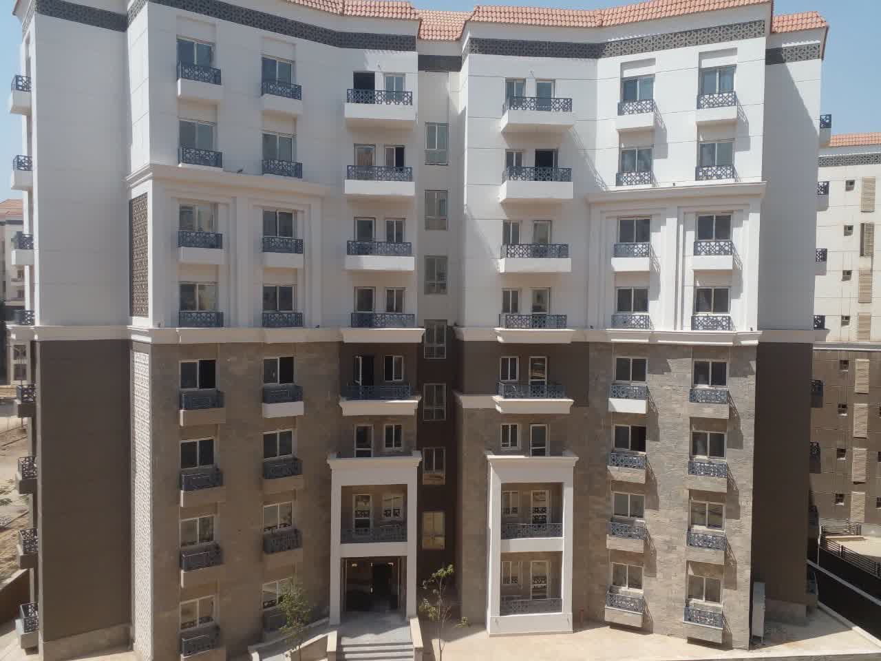 واجهة مبني تم تركيب شبابيك يو بي في سي وأبواب بلكونات به لعزل الصوت العالي وعزل الحرارة ونمع دخول الغبار والأتربة