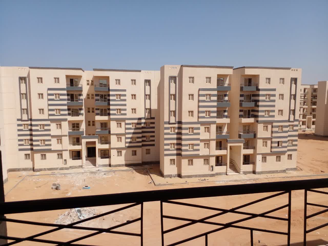 مباني حديثة مثبت بها شبابيك يو بي في سي