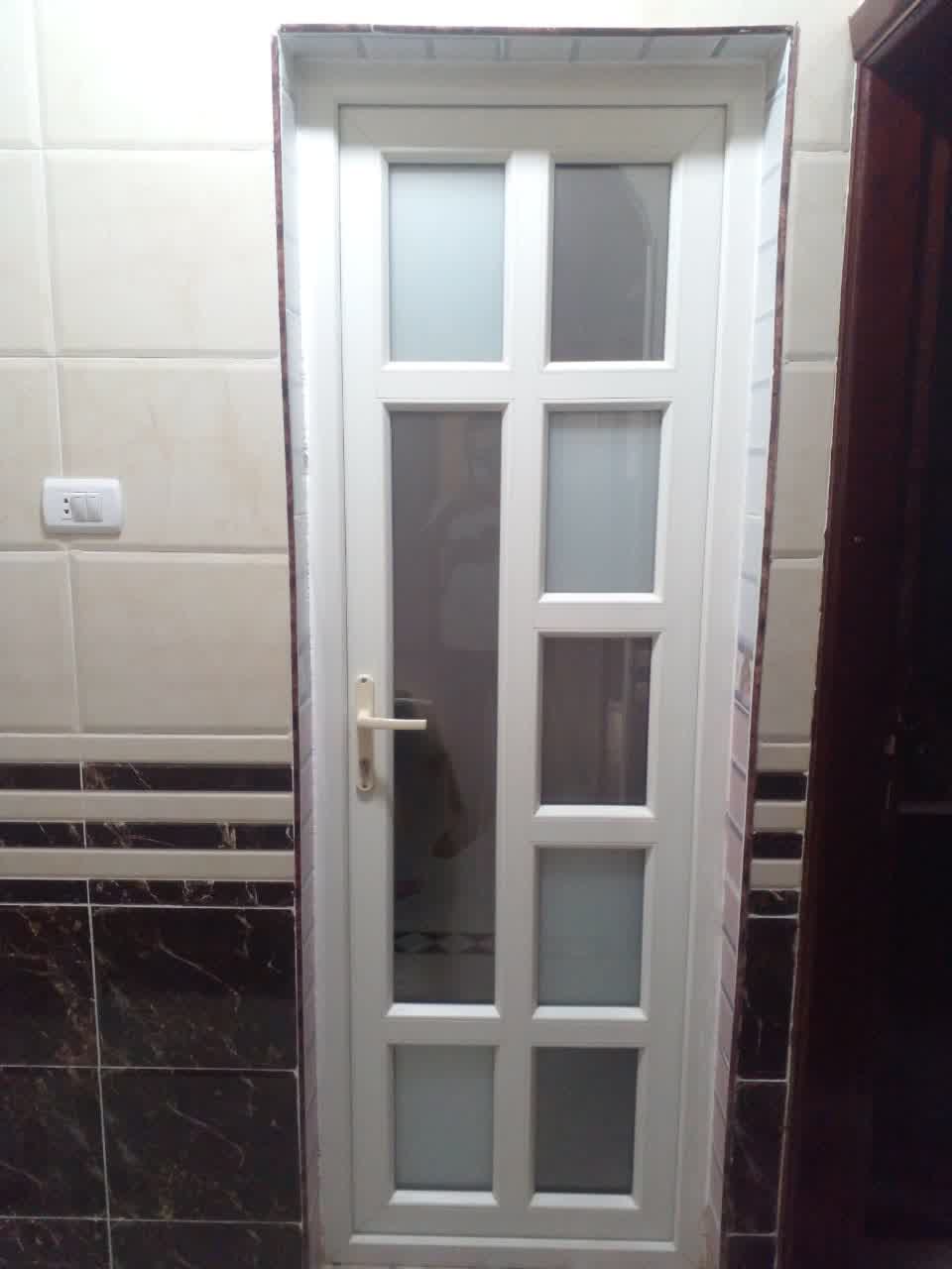 باب حمام مفصلي أبيض