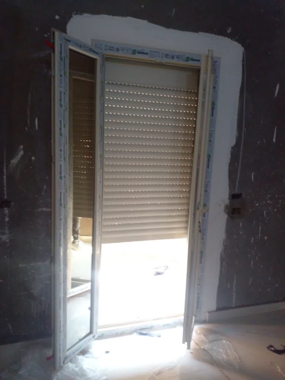 شيش حصيرة (شاتر) أمام باب بلكونة يو بي في سي مفصلي