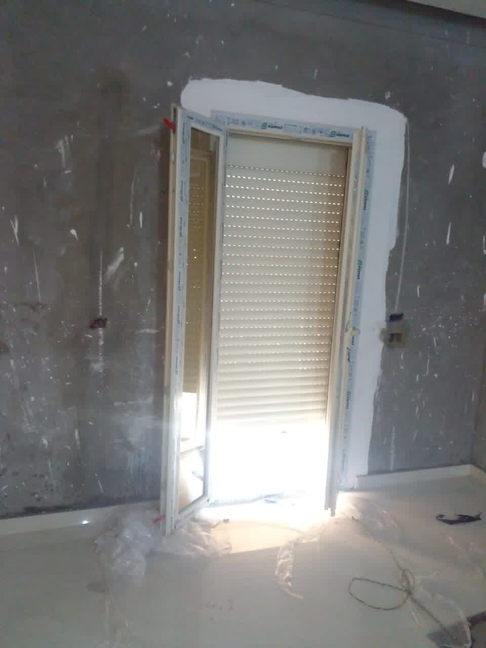 باب يو بي في سي مفصلي قطاع إيمابن مع شتر خارجي (شيش حصيرة)