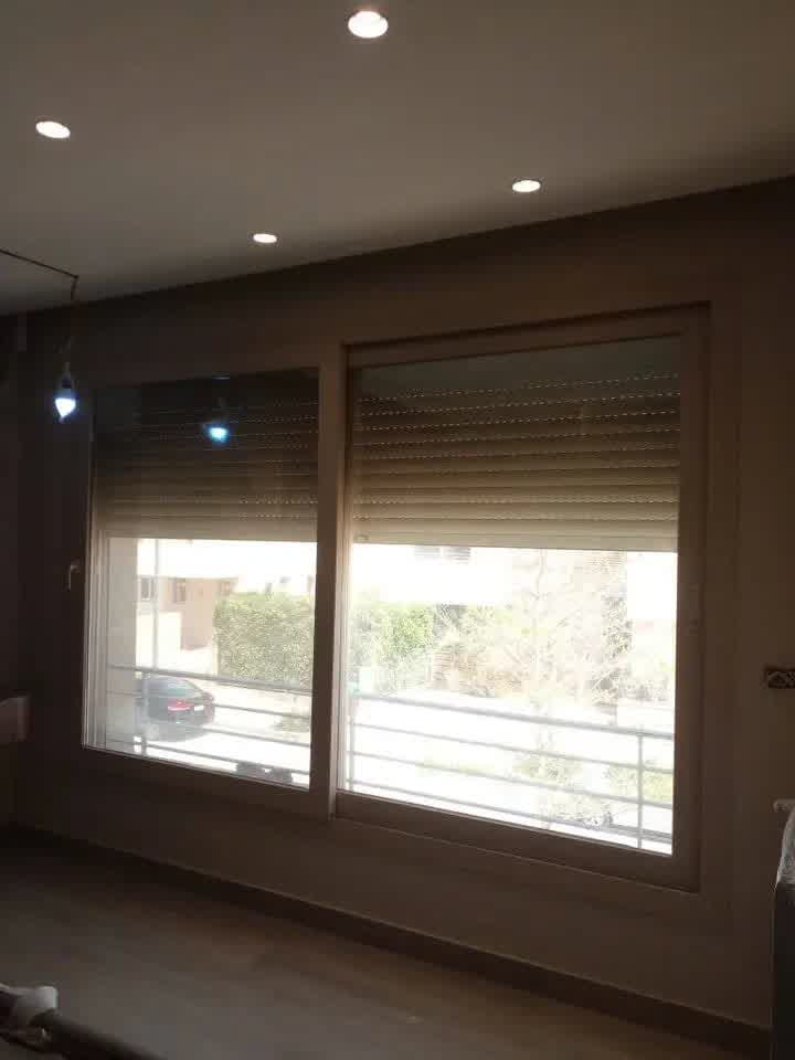 شيش حصيرة (شاتر) أمام شباك جرار كبير