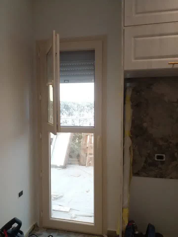 باب يو بي في سي مفصلي درفة داخل درفة مع شتر خارجي (شيش حصيرة)