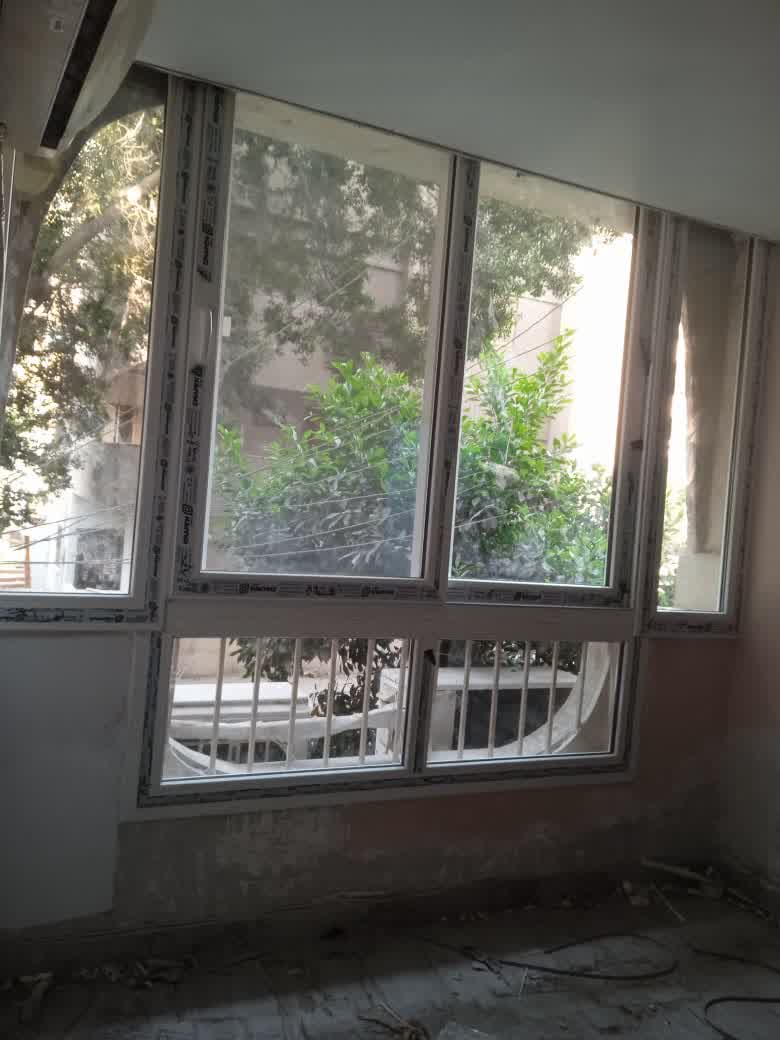 شباك كبير بعرض وطول الحائط